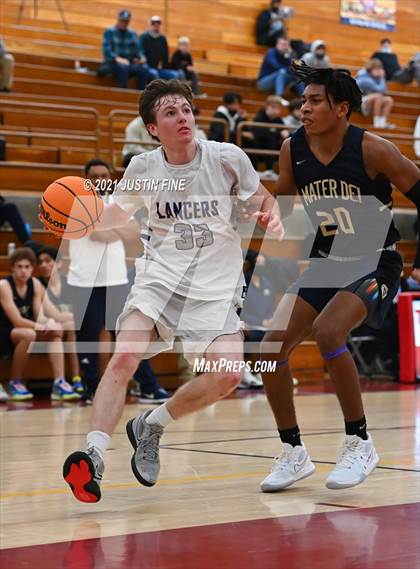 Thumbnail 1 in Carlsbad vs. Mater Dei Catholic (Torrey Pines Holiday Classic) photogallery.