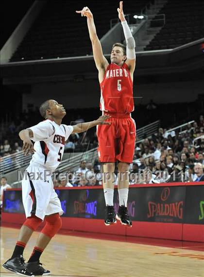 Thumbnail 3 in Mater Dei vs. Centennial (CIF Southern D1 Regional Final) photogallery.