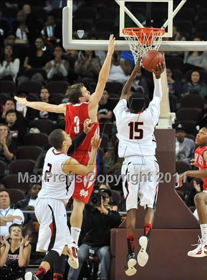 Thumbnail 2 in Mater Dei vs. Centennial (CIF Southern D1 Regional Final) photogallery.