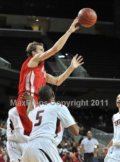 Thumbnail 2 in Mater Dei vs. Centennial (CIF Southern D1 Regional Final) photogallery.