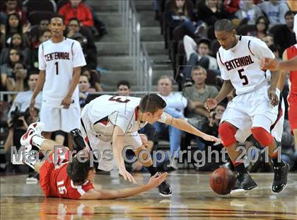 Thumbnail 2 in Mater Dei vs. Centennial (CIF Southern D1 Regional Final) photogallery.