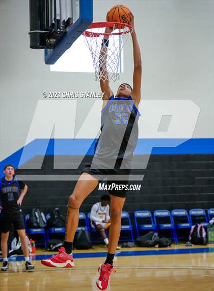 Thumbnail 3 in Tolleson vs. Sierra Vista (Panther Hoops Classic) photogallery.