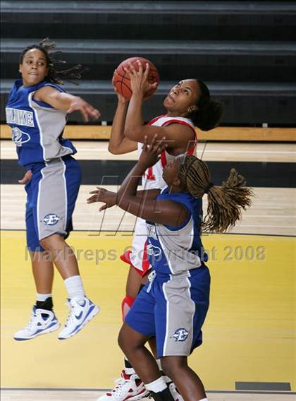 Thumbnail 3 in Eastlake vs. Mater Dei (So Cal Holiday Classic) photogallery.