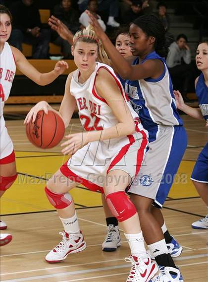 Thumbnail 2 in Eastlake vs. Mater Dei (So Cal Holiday Classic) photogallery.