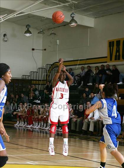Thumbnail 2 in Eastlake vs. Mater Dei (So Cal Holiday Classic) photogallery.