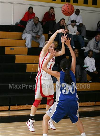 Thumbnail 1 in Eastlake vs. Mater Dei (So Cal Holiday Classic) photogallery.