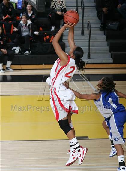 Thumbnail 3 in Eastlake vs. Mater Dei (So Cal Holiday Classic) photogallery.