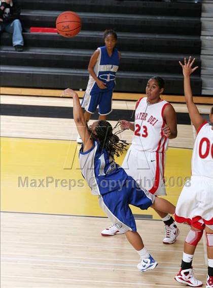 Thumbnail 3 in Eastlake vs. Mater Dei (So Cal Holiday Classic) photogallery.