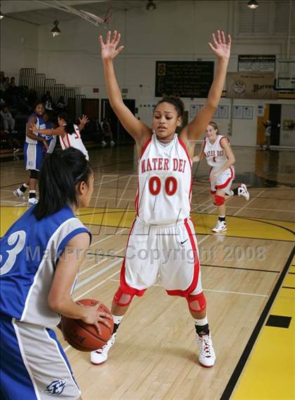 Thumbnail 2 in Eastlake vs. Mater Dei (So Cal Holiday Classic) photogallery.