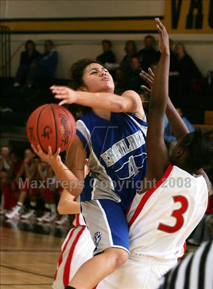 Thumbnail 3 in Eastlake vs. Mater Dei (So Cal Holiday Classic) photogallery.