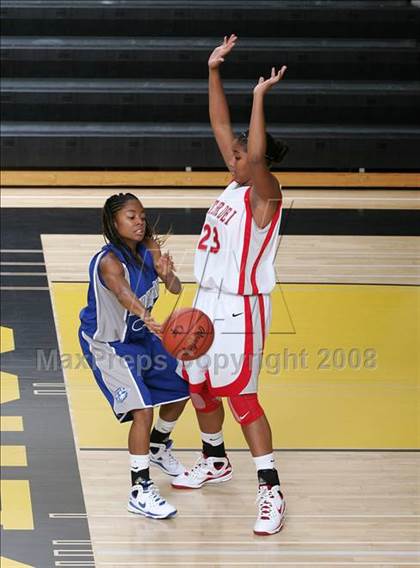 Thumbnail 2 in Eastlake vs. Mater Dei (So Cal Holiday Classic) photogallery.