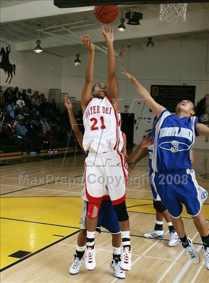 Thumbnail 2 in Eastlake vs. Mater Dei (So Cal Holiday Classic) photogallery.