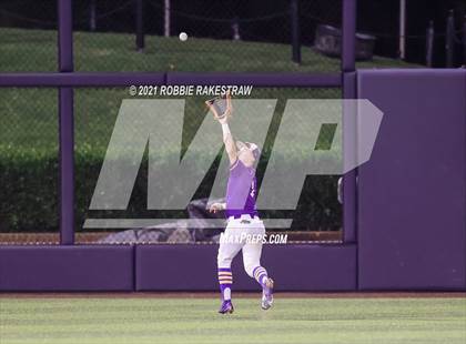 Thumbnail 2 in Hallsville vs. Wakeland (UIL 5A Regional Finals Game 2) photogallery.