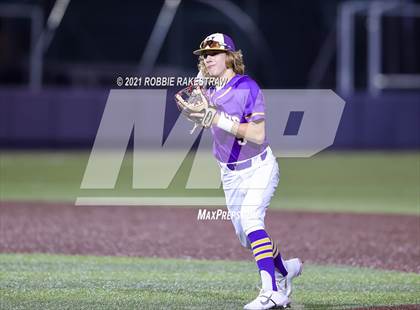 Thumbnail 3 in Hallsville vs. Wakeland (UIL 5A Regional Finals Game 2) photogallery.