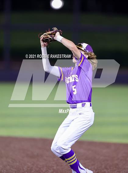 Thumbnail 3 in Hallsville vs. Wakeland (UIL 5A Regional Finals Game 2) photogallery.