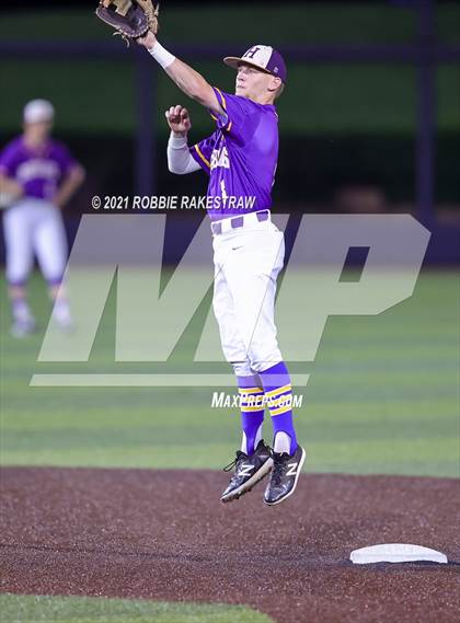 Thumbnail 1 in Hallsville vs. Wakeland (UIL 5A Regional Finals Game 2) photogallery.