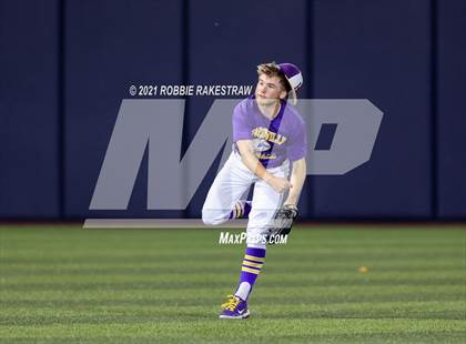 Thumbnail 1 in Hallsville vs. Wakeland (UIL 5A Regional Finals Game 2) photogallery.