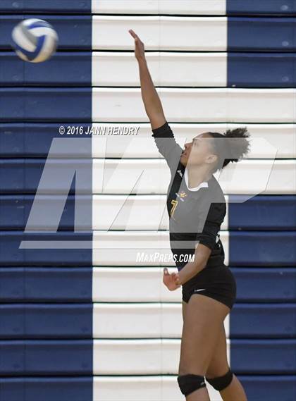Thumbnail 1 in Los Alamitos vs. Clovis West (Durango Fall Classic) photogallery.