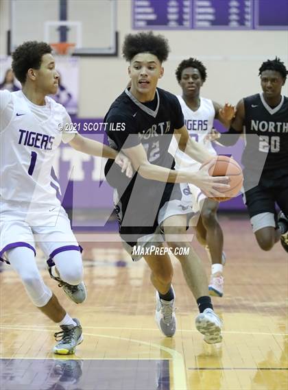 Thumbnail 3 in Pickerington North vs Pickerington Central photogallery.