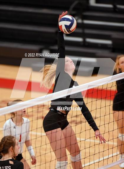 Thumbnail 3 in Shallowater vs. Denver City (UIL 3A Regions 1 & 2 Area Championship)  photogallery.