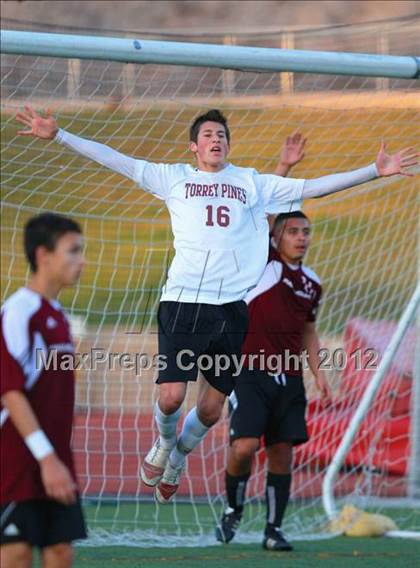 Thumbnail 2 in Paramount vs. Torrey Pines (CIF SoCal Regional D1 Playoffs) photogallery.