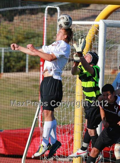 Thumbnail 2 in Paramount vs. Torrey Pines (CIF SoCal Regional D1 Playoffs) photogallery.