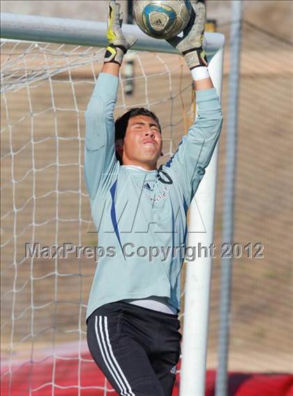 Thumbnail 2 in Paramount vs. Torrey Pines (CIF SoCal Regional D1 Playoffs) photogallery.