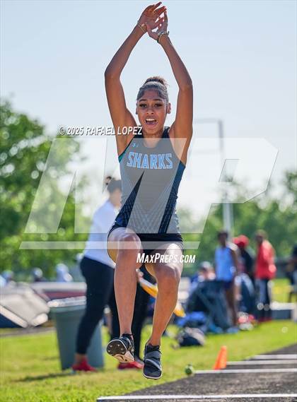Thumbnail 2 in UIL 6A Track & Field Area 21&22 (Triple Jump) photogallery.