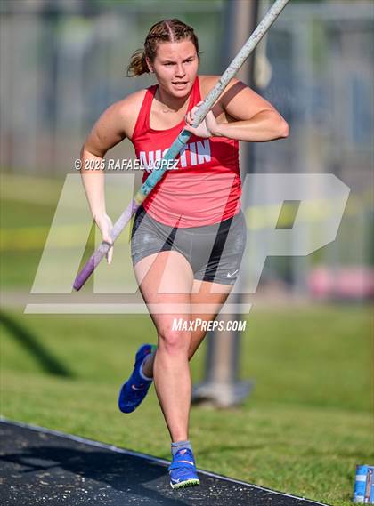 Thumbnail 2 in UIL 6A Track & Field Area 21&22 (Pole Vault) photogallery.