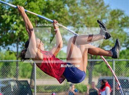 Thumbnail 1 in UIL 6A Track & Field Area 21&22 (Pole Vault) photogallery.