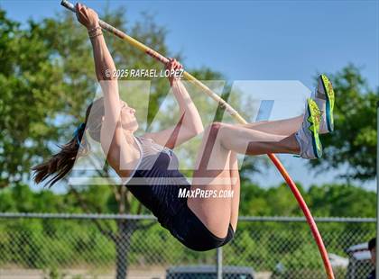 Thumbnail 1 in UIL 6A Track & Field Area 21&22 (Pole Vault) photogallery.