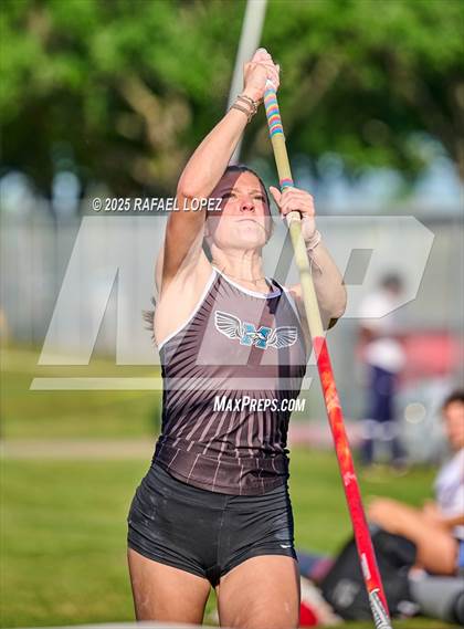 Thumbnail 1 in UIL 6A Track & Field Area 21&22 (Pole Vault) photogallery.