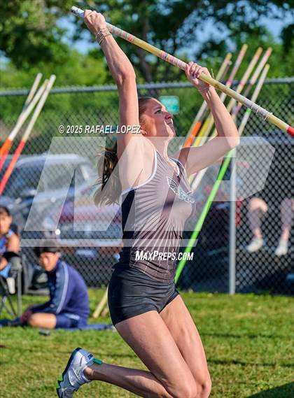 Thumbnail 2 in UIL 6A Track & Field Area 21&22 (Pole Vault) photogallery.