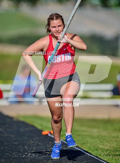 Thumbnail 3 in UIL 6A Track & Field Area 21&22 (Pole Vault) photogallery.