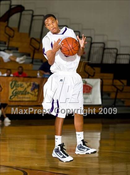 Thumbnail 1 in Warren vs. Manvel (McDonalds Texas Invitational) photogallery.