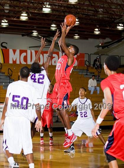 Thumbnail 1 in Warren vs. Manvel (McDonalds Texas Invitational) photogallery.
