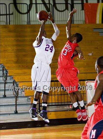 Thumbnail 2 in Warren vs. Manvel (McDonalds Texas Invitational) photogallery.