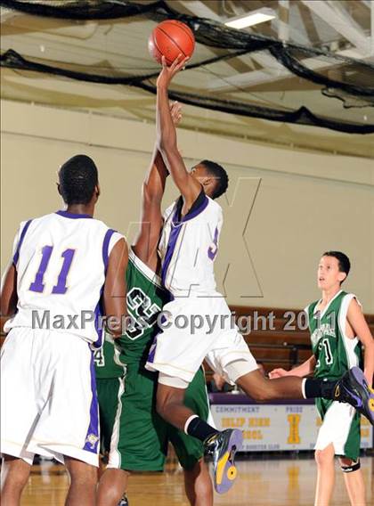 Thumbnail 2 in Islip vs Westhampton (2011 Holiday Tournament) photogallery.