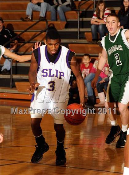 Thumbnail 1 in Islip vs Westhampton (2011 Holiday Tournament) photogallery.