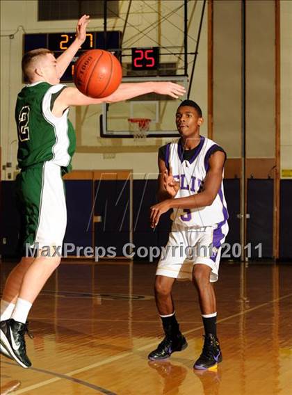Thumbnail 2 in Islip vs Westhampton (2011 Holiday Tournament) photogallery.