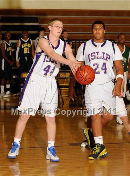 Thumbnail 2 in Islip vs Westhampton (2011 Holiday Tournament) photogallery.