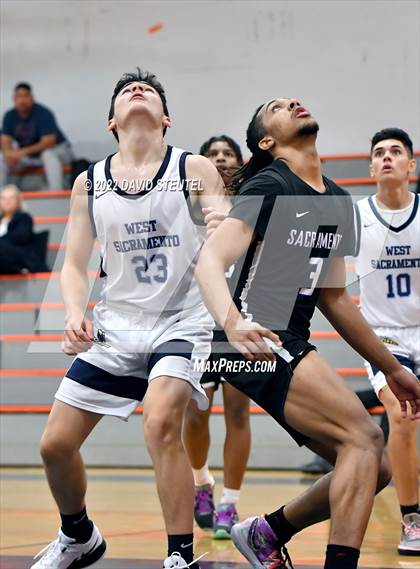 Thumbnail 2 in Sacramento vs. River City (Tiger Classic) photogallery.