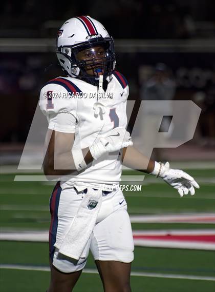 Thumbnail 2 in Strake Jesuit vs Tompkins (UIL Football 6A D1 Bi-District) photogallery.
