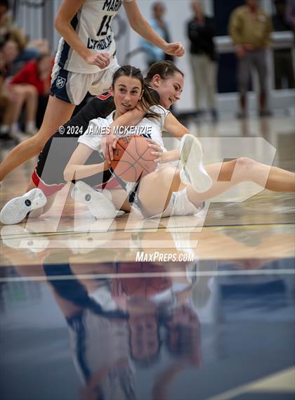 Thumbnail 2 in Marin Catholic vs. Redwood photogallery.