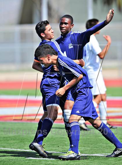 Thumbnail 2 in Lennox Academy vs. Nuview Bridge (CIF SS D7 Final) photogallery.