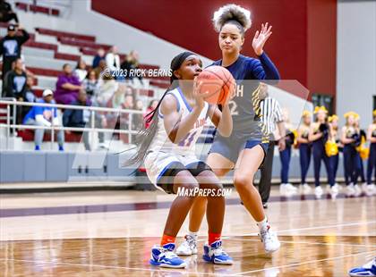 Thumbnail 3 in Cypress Ranch vs Grand Oaks (UIL6A region2 Area playoff) photogallery.