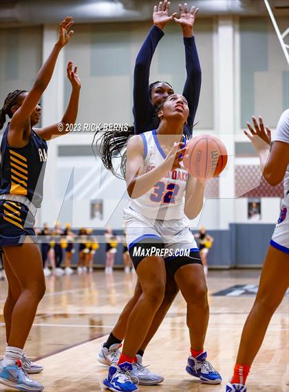 Thumbnail 3 in Cypress Ranch vs Grand Oaks (UIL6A region2 Area playoff) photogallery.