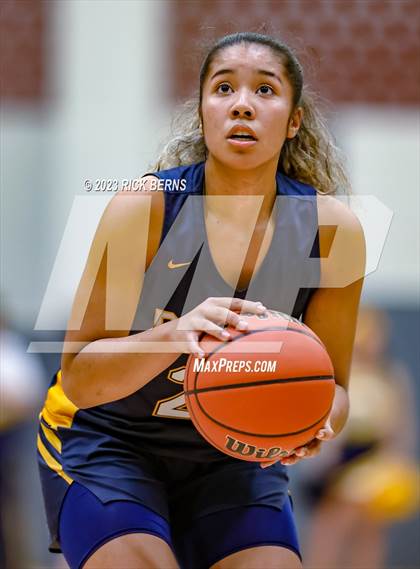 Thumbnail 3 in Cypress Ranch vs Grand Oaks (UIL6A region2 Area playoff) photogallery.