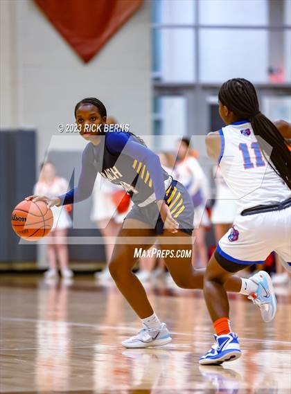 Thumbnail 2 in Cypress Ranch vs Grand Oaks (UIL6A region2 Area playoff) photogallery.