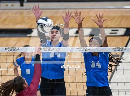 Thumbnail 1 in Hamilton Southeastern vs. McCutcheon (IHSAA 4A Regional final) photogallery.